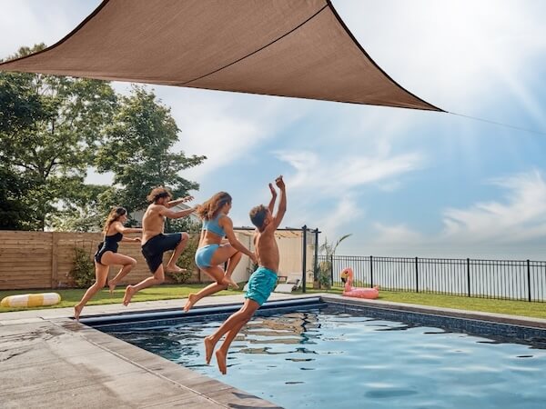 Tende a vela Coolaroo per giardino, terrazza, balcone e piscina