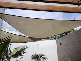 Tende a vela per giardino e terrazza: soluzioni Coolaroo con protezione UV elevata, tessuto traspirante e formati per ogni spazio esterno.