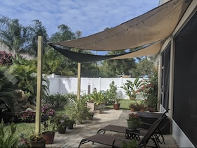 Tende a vela per giardino e terrazza: soluzioni Coolaroo con protezione UV elevata, tessuto traspirante e formati per ogni spazio esterno.