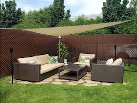 Tende a vela per giardino e terrazza: soluzioni Coolaroo con protezione UV elevata, tessuto traspirante e formati per ogni spazio esterno.