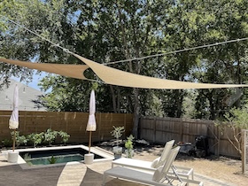Tende a vela per giardino e terrazza: soluzioni Coolaroo con protezione UV elevata, tessuto traspirante e formati per ogni spazio esterno.