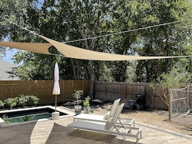 Tende a vela per giardino e terrazza: soluzioni Coolaroo con protezione UV elevata, tessuto traspirante e formati per ogni spazio esterno.