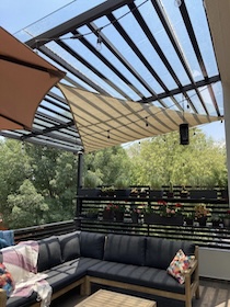 Tende a vela per giardino e terrazza: soluzioni Coolaroo con protezione UV elevata, tessuto traspirante e formati per ogni spazio esterno.