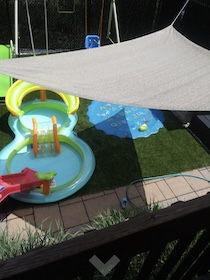Tende a vela per giardino e terrazza: soluzioni Coolaroo con protezione UV elevata, tessuto traspirante e formati per ogni spazio esterno.