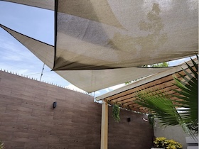 Tende a vela per giardino e terrazza: soluzioni Coolaroo con protezione UV elevata, tessuto traspirante e formati per ogni spazio esterno.