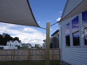 Tende a vela per giardino e terrazza: soluzioni Coolaroo con protezione UV elevata, tessuto traspirante e formati per ogni spazio esterno.