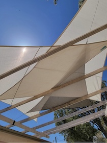 Tende a vela per giardino e terrazza: soluzioni Coolaroo con protezione UV elevata, tessuto traspirante e formati per ogni spazio esterno.